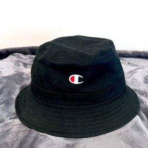 CHAMPION BUCKET HAT